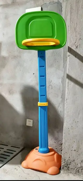 🏀儿童可升降篮球架，立柱有多档卡位，随孩子身高自由升降。