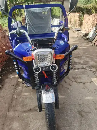 三轮车买一个来月因搬家带牌子出售，另有五得利面粉4袋也是新买的便宜出附近给送。