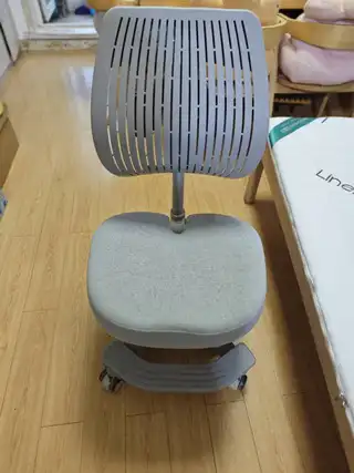 有贝儿童学习椅，人体工学设计，坐姿矫正，升降顺滑，轮子好推，整体结实耐用。功能全正常，靠背可调节，高