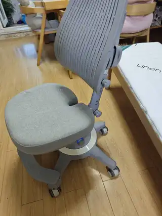 有贝儿童学习椅，人体工学设计，坐姿矫正，升降顺滑，轮子好推，整体结实耐用。功能全正常，靠背可调节，高