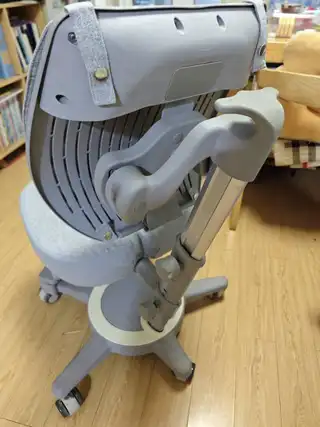 有贝儿童学习椅，人体工学设计，坐姿矫正，升降顺滑，轮子好推，整体结实耐用。功能全正常，靠背可调节，高