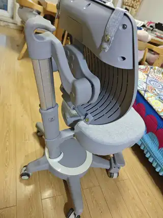 有贝儿童学习椅，人体工学设计，坐姿矫正，升降顺滑，轮子好推，整体结实耐用。功能全正常，靠背可调节，高