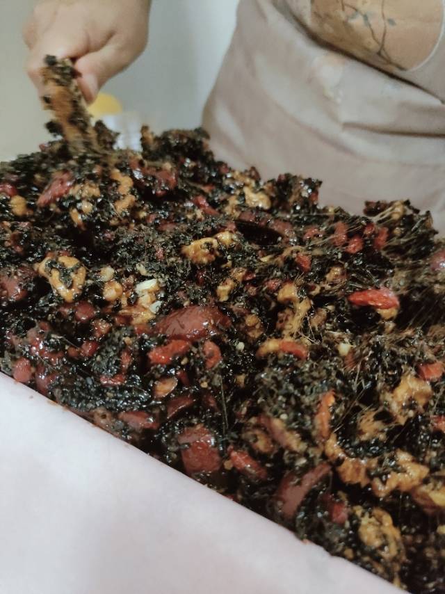 自己手工熬制的阿胶糕，没有科技与狠活，放心购买，有需要的的私聊！微信152****7513