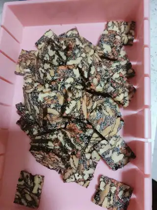 自己手工熬制的阿胶糕，没有科技与狠活，放心购买，有需要的的私聊！微信152****7513