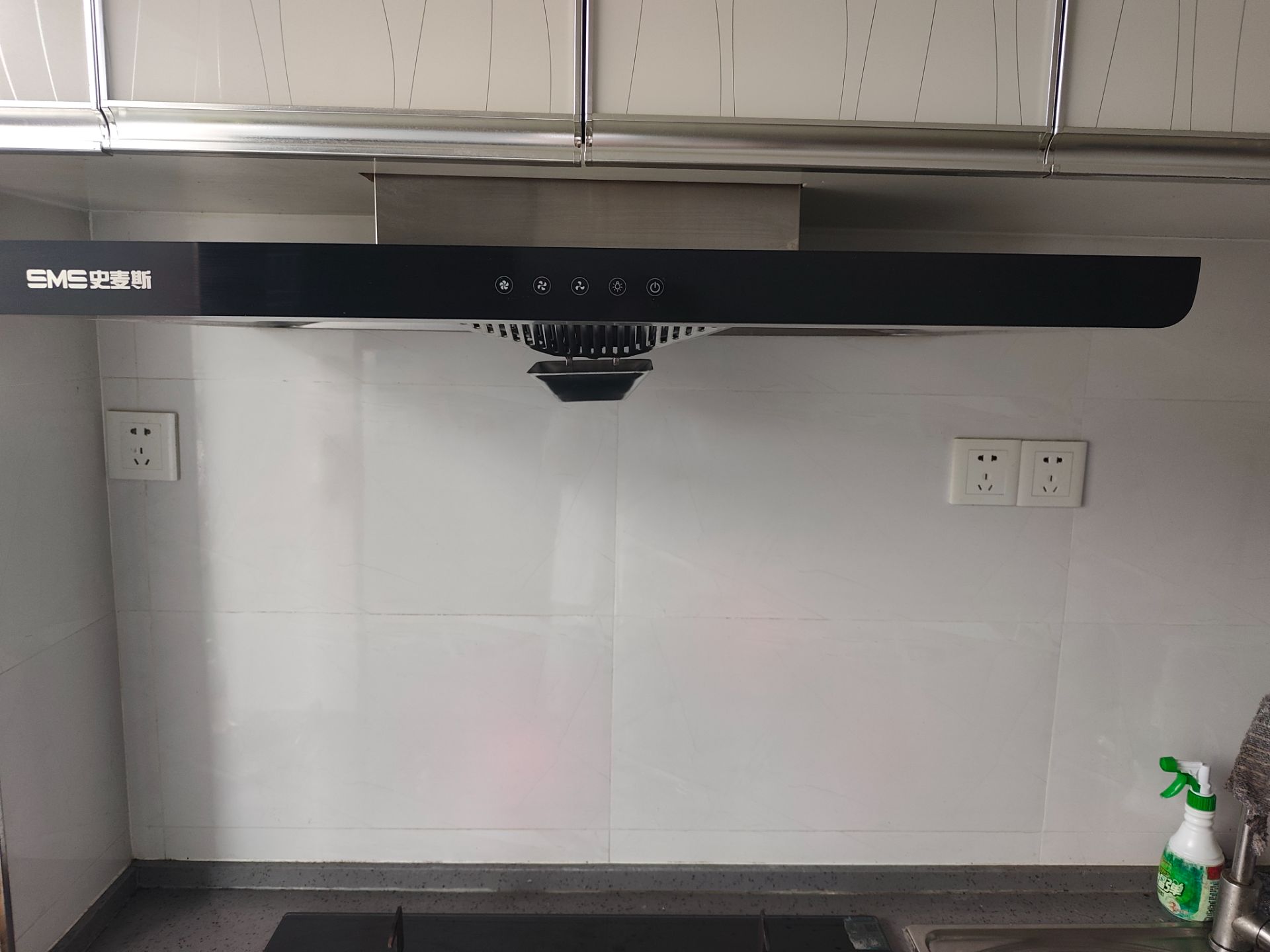 吸油烟机和灶具一套 正常使用中 想换新的 在三堂 需自取 现卖500可小刀 需要的联系我