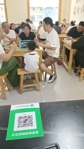 凯利市场院内农贸市场斜对面有个六十平饭店往外转让，啥都不用动，里面设施啥都不用买装修特别好，因为老妈