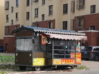 转让正在使用中的小吃车，车内🈶一个大铁板，一个大炸锅，逆变器！带五块大电瓶，可以开走！！车的尺寸是2