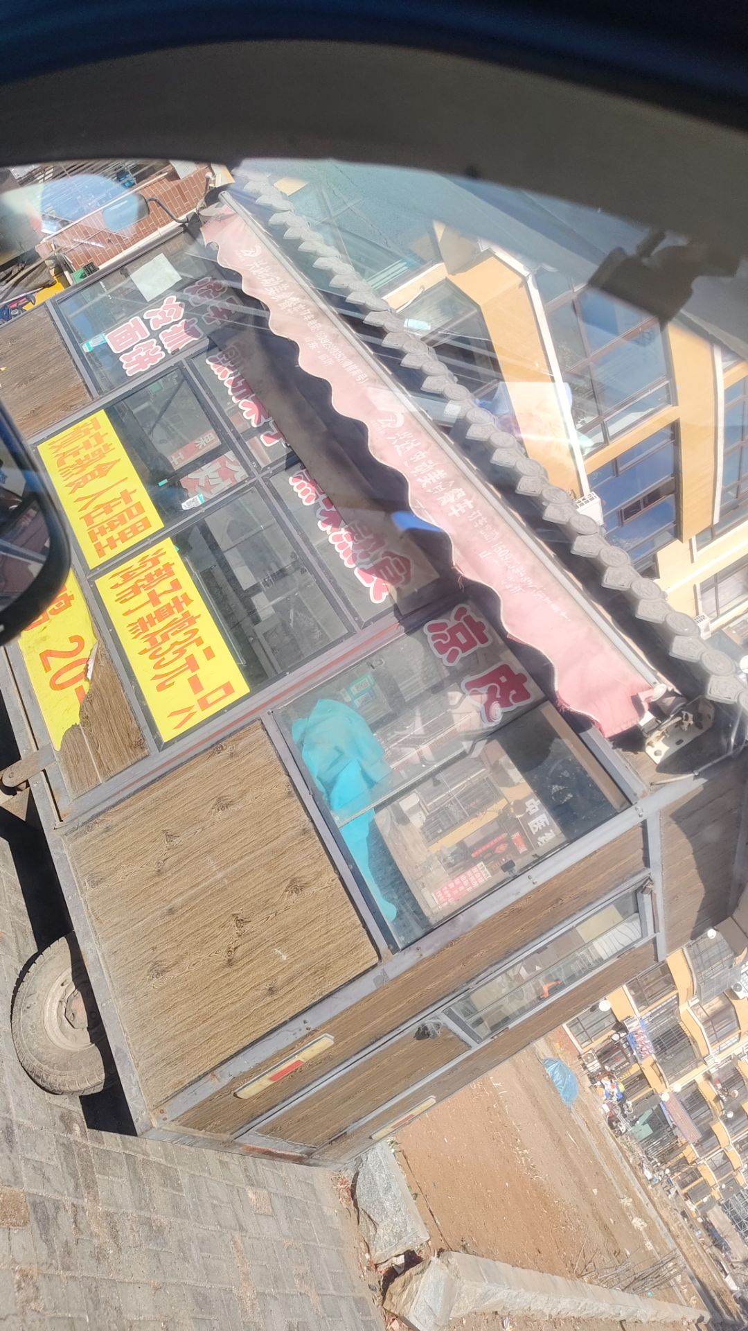 转让正在使用中的小吃车，车内🈶一个大铁板，一个大炸锅，逆变器！带五块大电瓶，可以开走！！车的尺寸是2