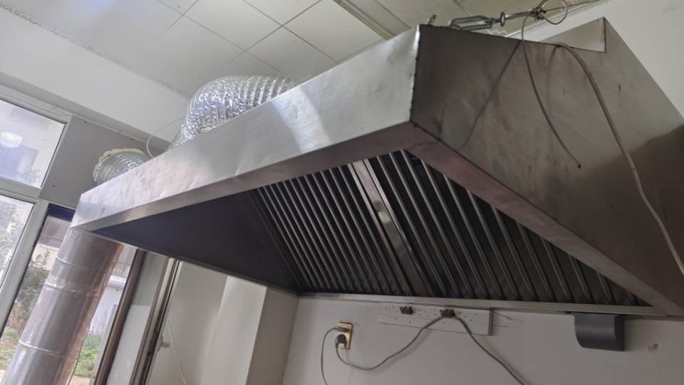 家里还有三套桌子板凳出售，之前开店不用的，全部九成新，油烟机99成新，安装以后没用上一个小时。。。还
