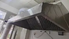 家里还有三套桌子板凳出售，之前开店不用的，全部九成新，油烟机99成新，安装以后没用上一个小时。。。还