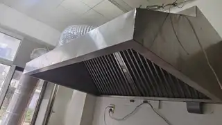 家里还有三套桌子板凳出售，之前开店不用的，全部九成新，油烟机99成新，安装以后没用上一个小时。。。还