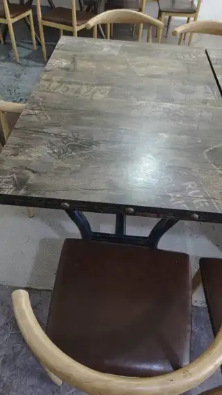 家里还有三套桌子板凳出售，之前开店不用的，全部九成新，油烟机99成新，安装以后没用上一个小时。。。还