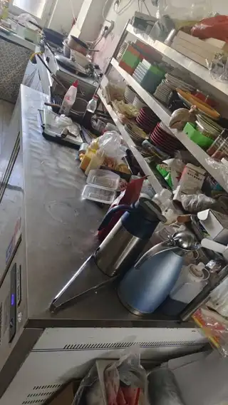 家里还有三套桌子板凳出售，之前开店不用的，全部九成新，油烟机99成新，安装以后没用上一个小时。。。还
