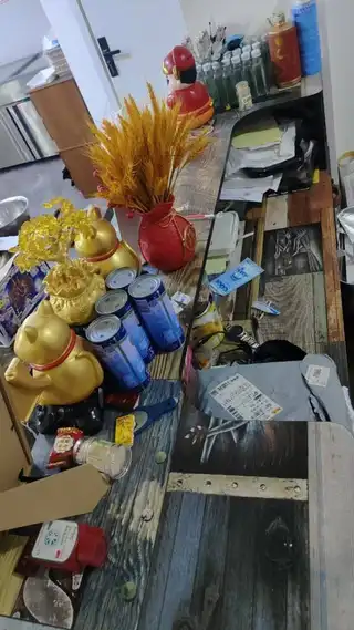家里还有三套桌子板凳出售，之前开店不用的，全部九成新，油烟机99成新，安装以后没用上一个小时。。。还