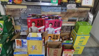 家里还有三套桌子板凳出售，之前开店不用的，全部九成新，油烟机99成新，安装以后没用上一个小时。。。还