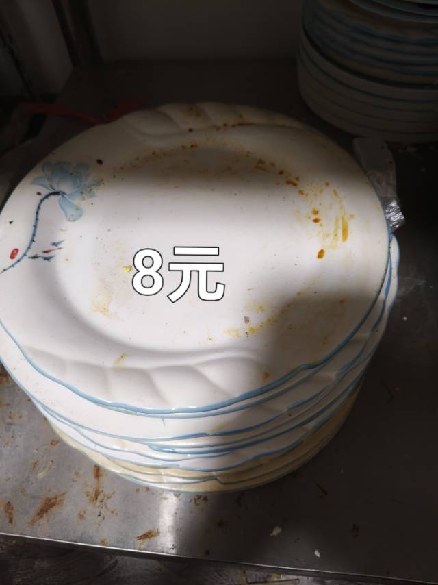 大碗10元一个，小一点的8元一个，盘子5元一个，电饭锅35一个