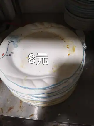 大碗10元一个，小一点的8元一个，盘子5元一个，电饭锅35一个
