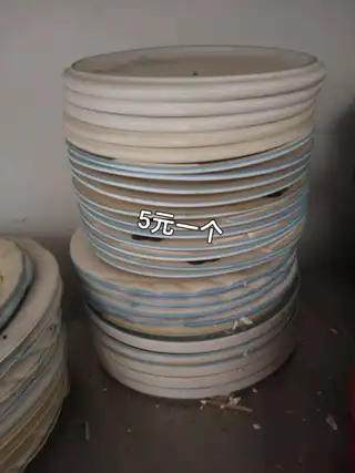 大碗10元一个，小一点的8元一个，盘子5元一个，电饭锅35一个