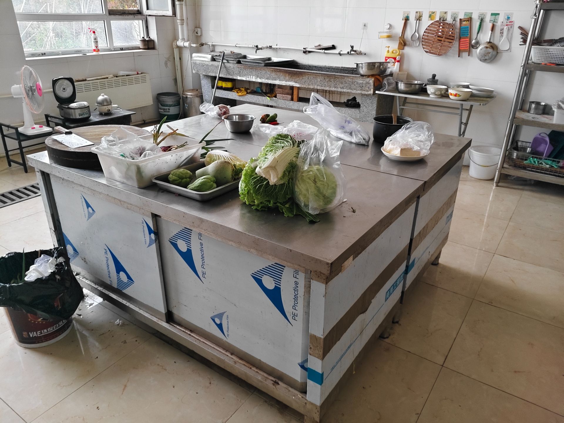 图片上的所有东西都卖，油烟机，三个冰箱，架子，锅碗瓢盆，电饭煲