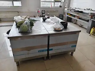 图片上的所有东西都卖，油烟机，三个冰箱，架子，锅碗瓢盆，电饭煲