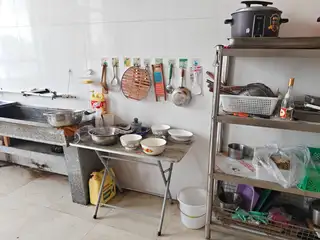 图片上的所有东西都卖，油烟机，三个冰箱，架子，锅碗瓢盆，电饭煲