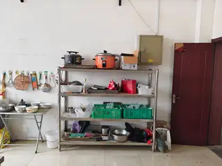 图片上的所有东西都卖，油烟机，三个冰箱，架子，锅碗瓢盆，电饭煲