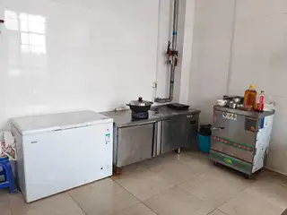 图片上的所有东西都卖，油烟机，三个冰箱，架子，锅碗瓢盆，电饭煲
