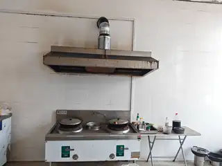图片上的所有东西都卖，油烟机，三个冰箱，架子，锅碗瓢盆，电饭煲