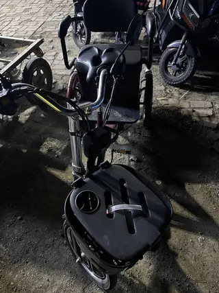 电动三轮车，适合老年人，可脚踏，非常轻快